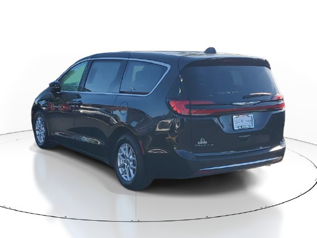 Used 2023 Chrysler Pacifica Touring-L FWD image 3