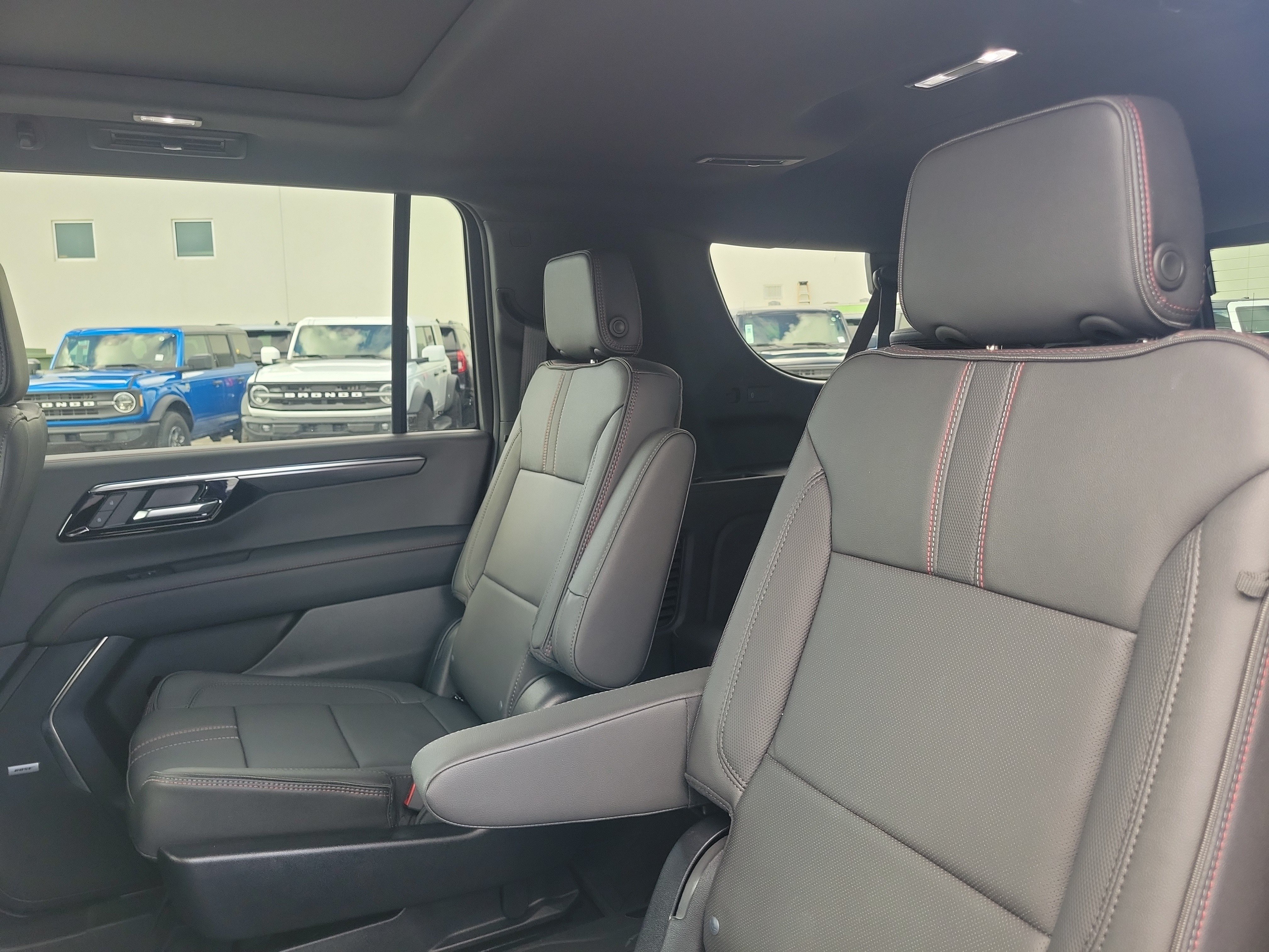 Used 2025 Chevrolet Suburban RST w/ Comfort Package RWD image 16