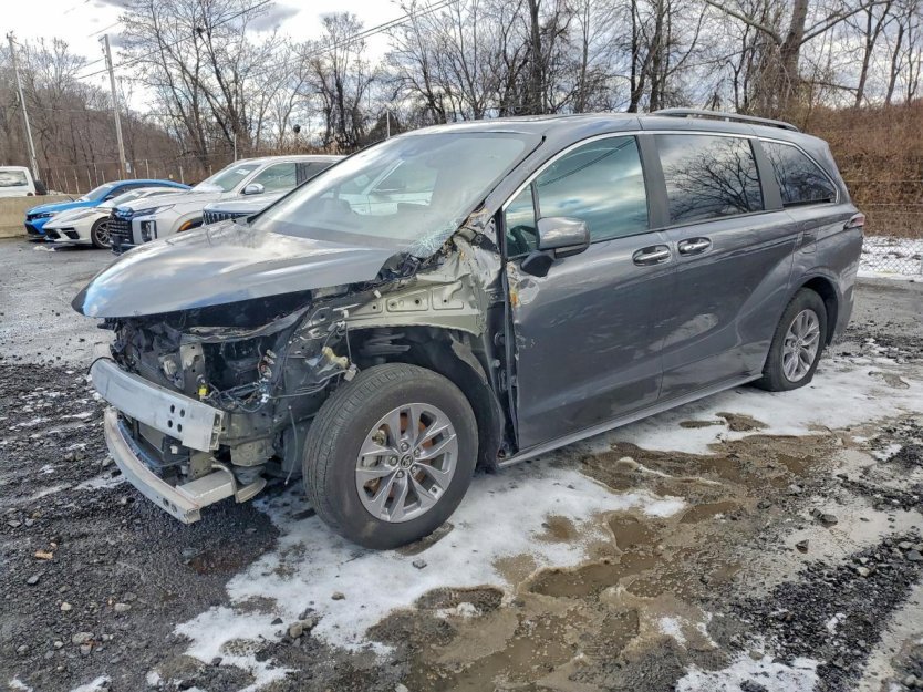 Used 2025 Toyota Sienna XLE image 3