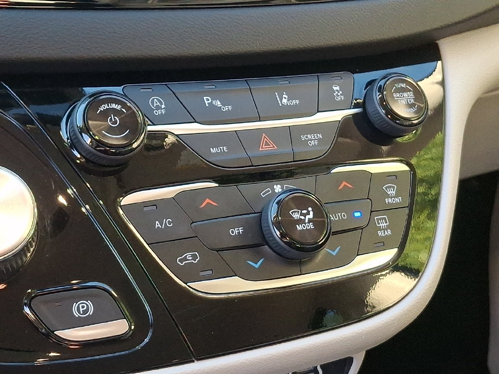 Used 2024 Chrysler Pacifica Touring-L FWD image 17