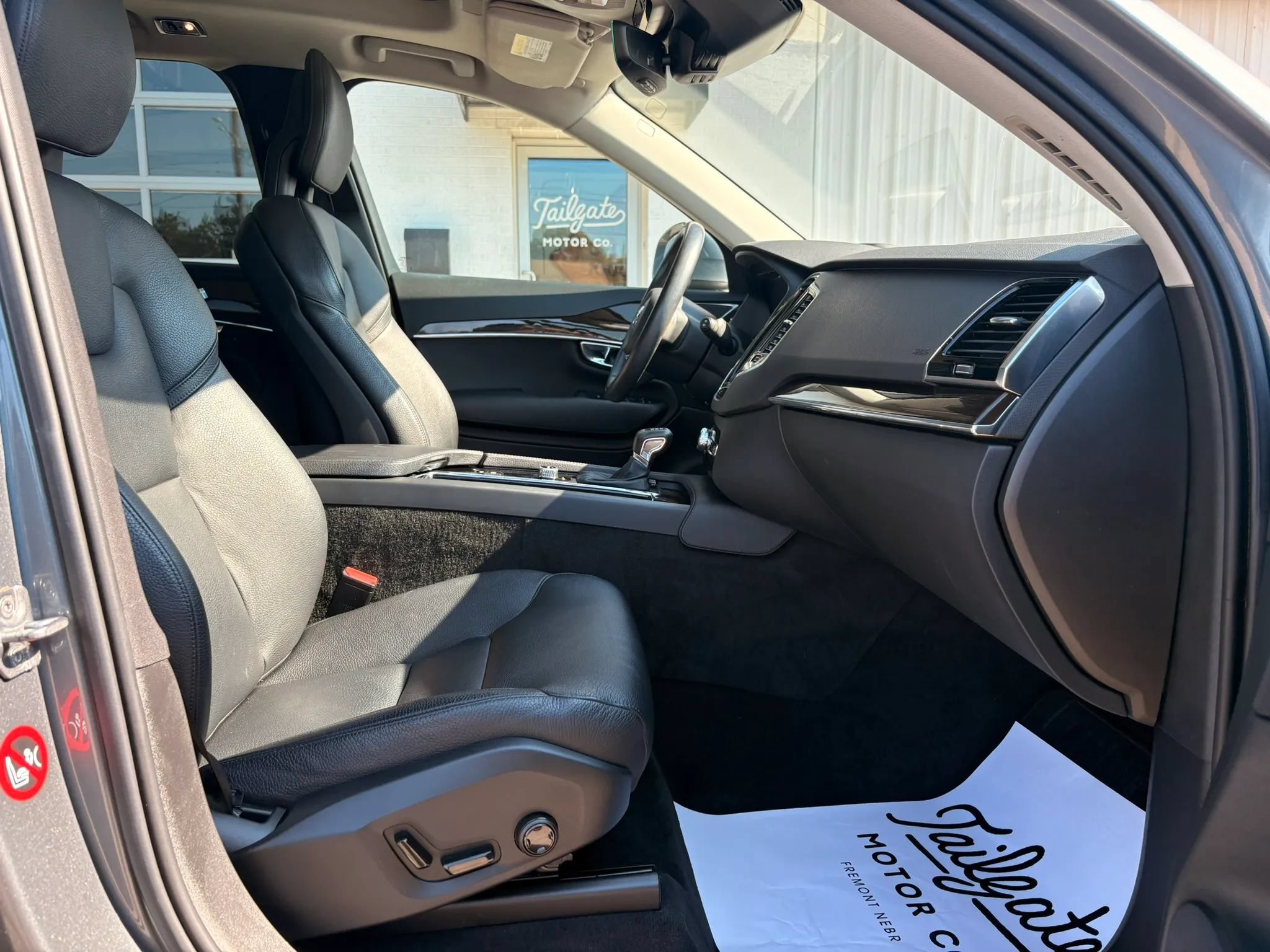 Used 2016 Volvo XC90 T6 Momentum w/ Momentum Plus Package AWD/4WD image 13