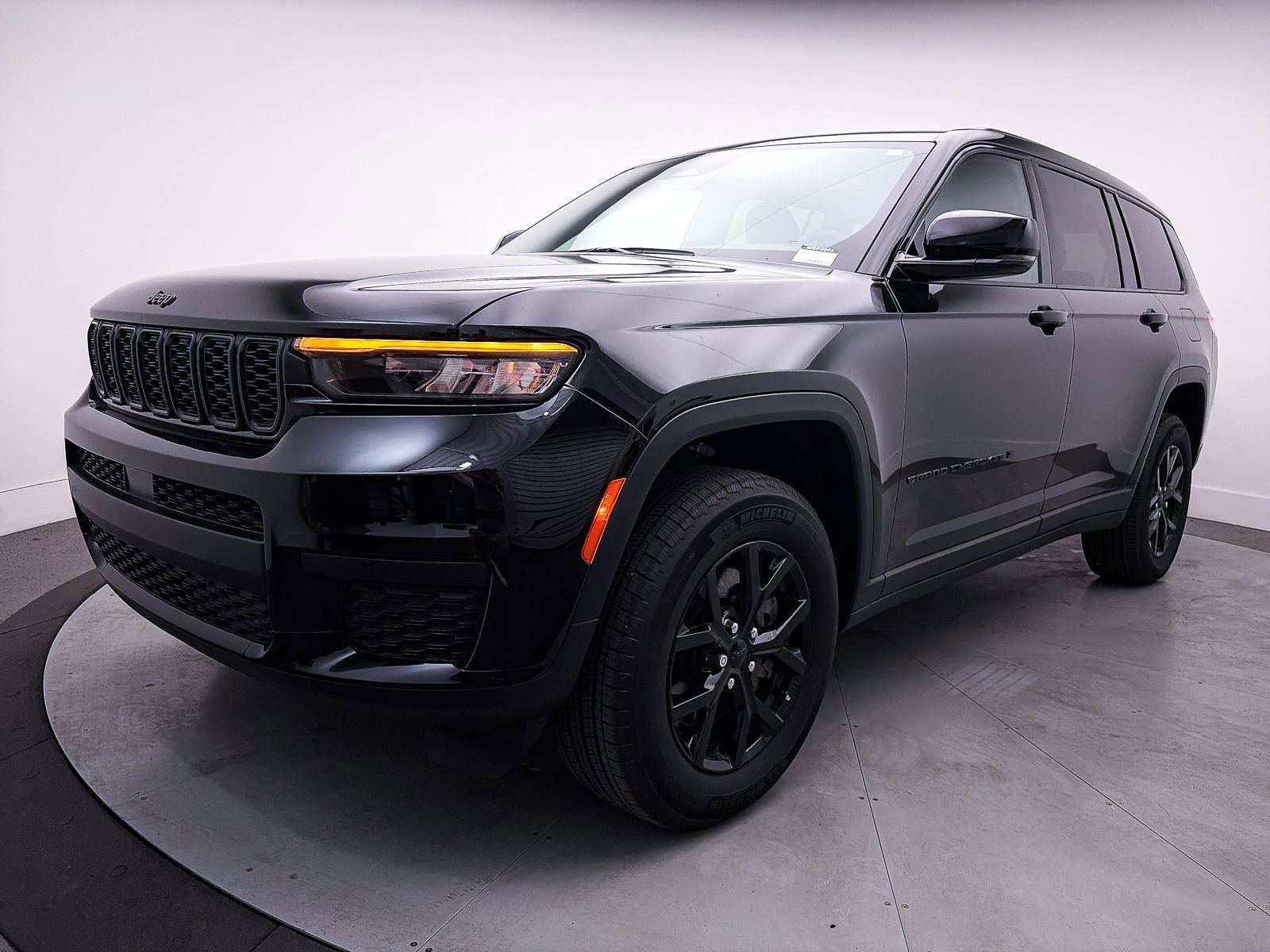 Used 2025 Jeep Grand Cherokee L Altitude AWD/4WD image 12