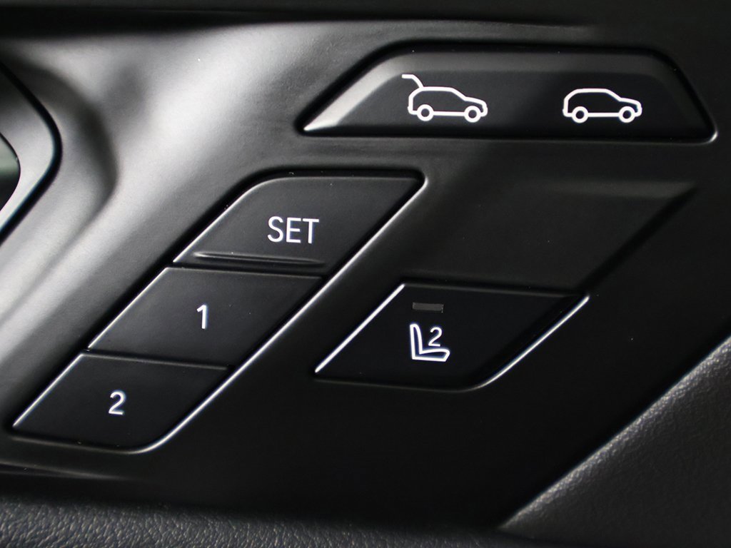 Used 2025 BMW X6 xDrive40i w/ Climate Comfort Package image 40