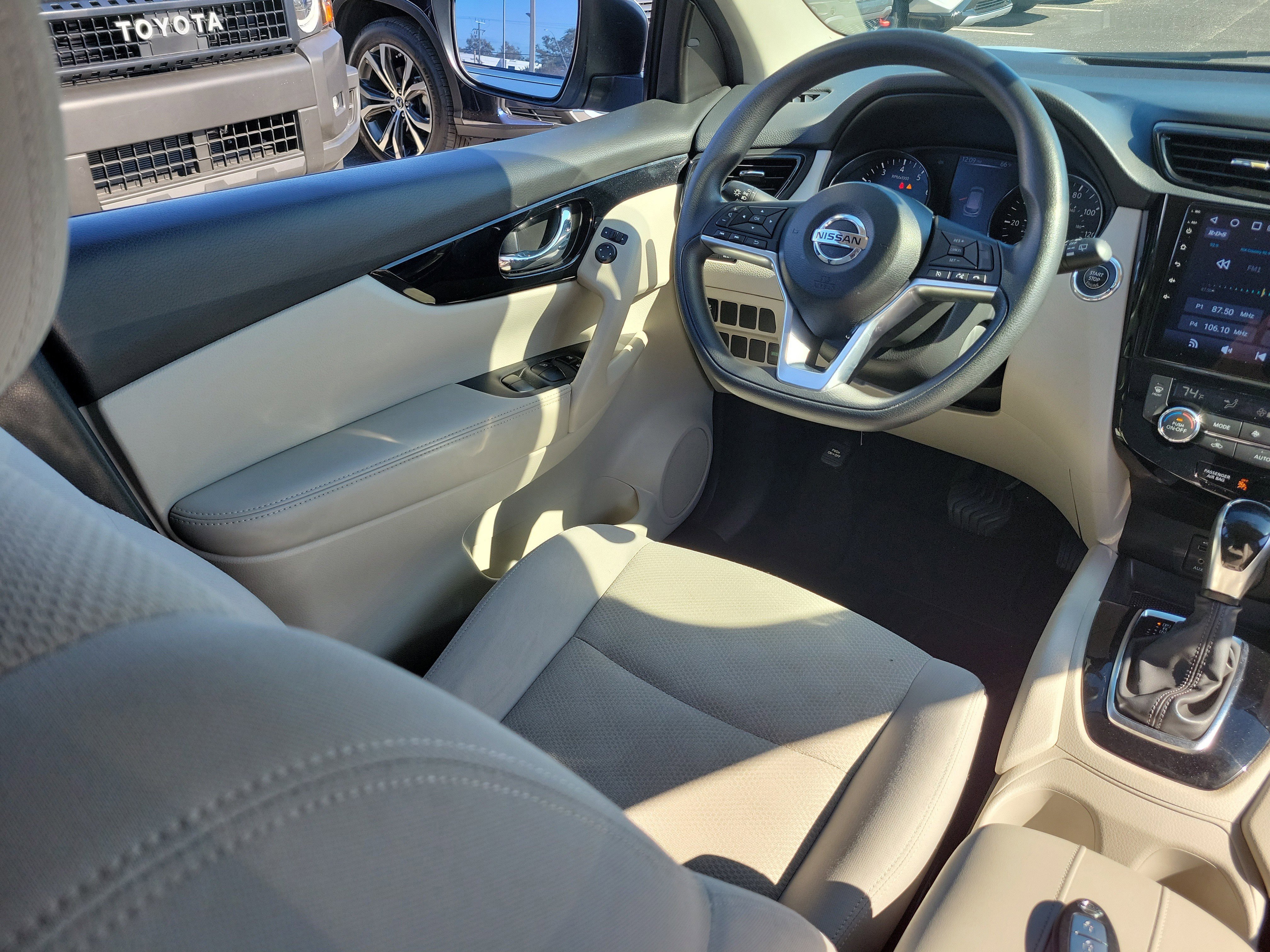 Used 2018 Nissan Rogue Sport SV image 16