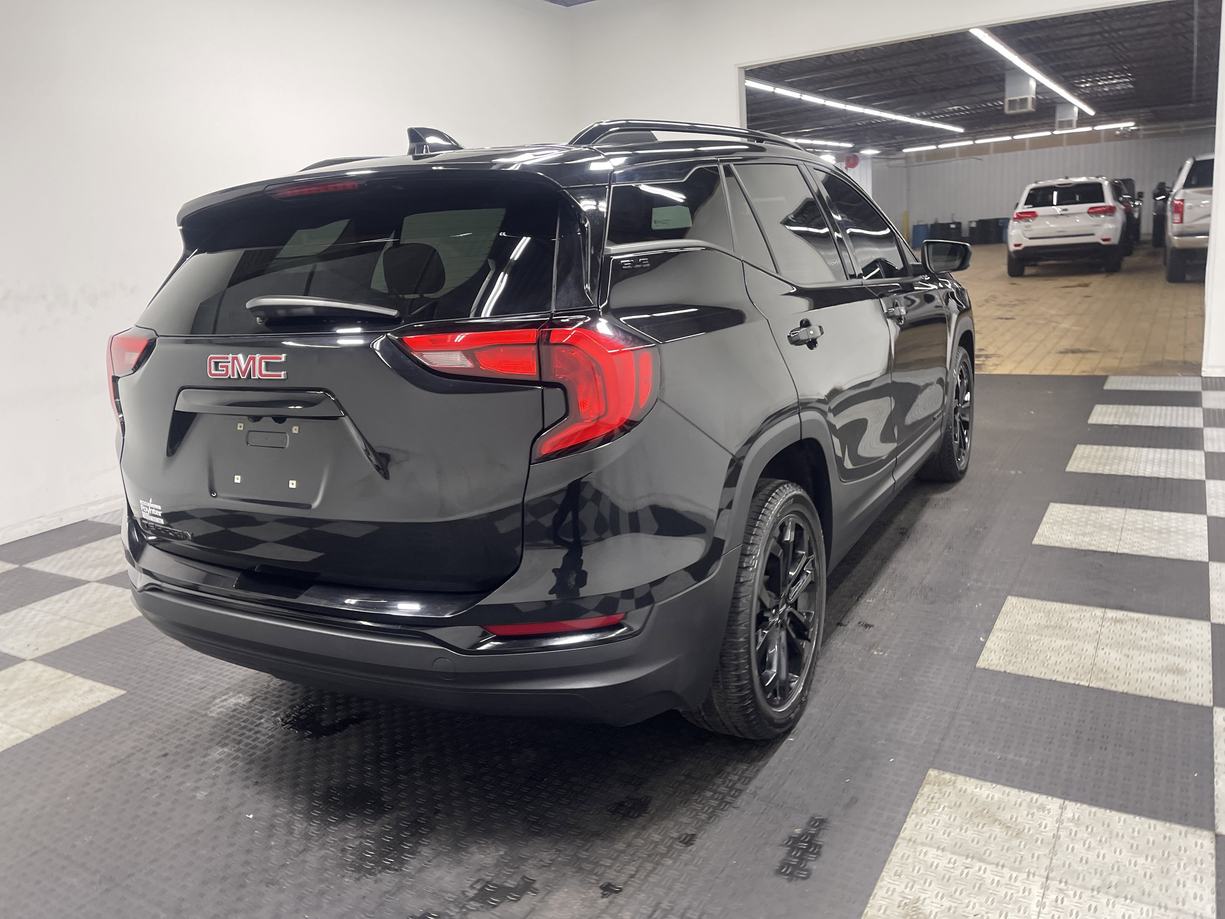Used 2020 GMC Terrain SLE w/ Elevation Edition image 5
