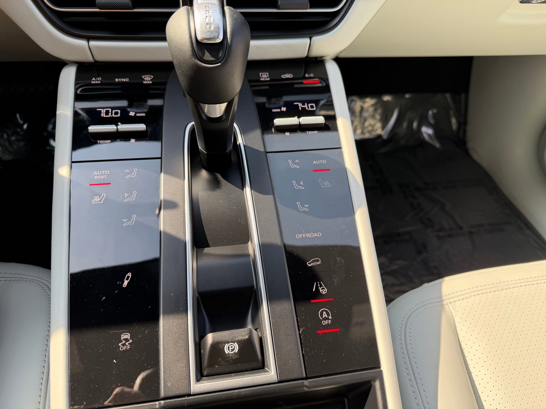 Used 2023 Porsche Macan Turbo image 26