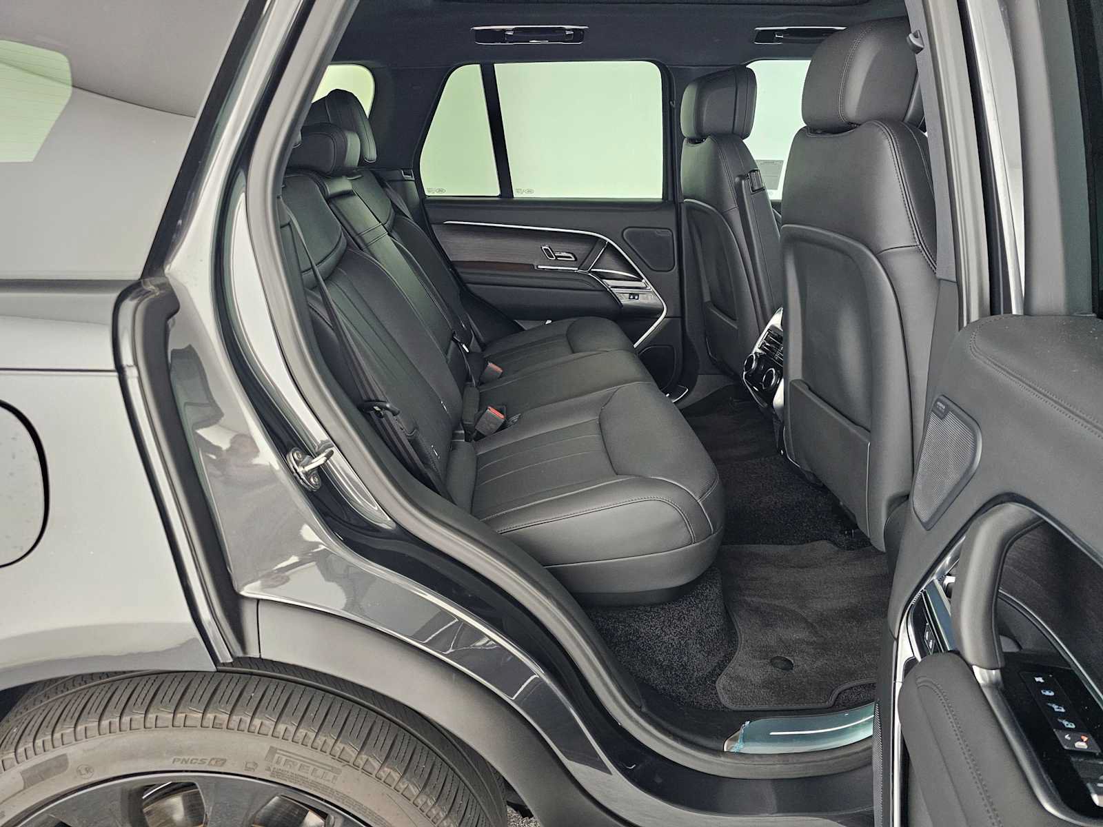 Used 2025 Land Rover Range Rover SE AWD/4WD image 12