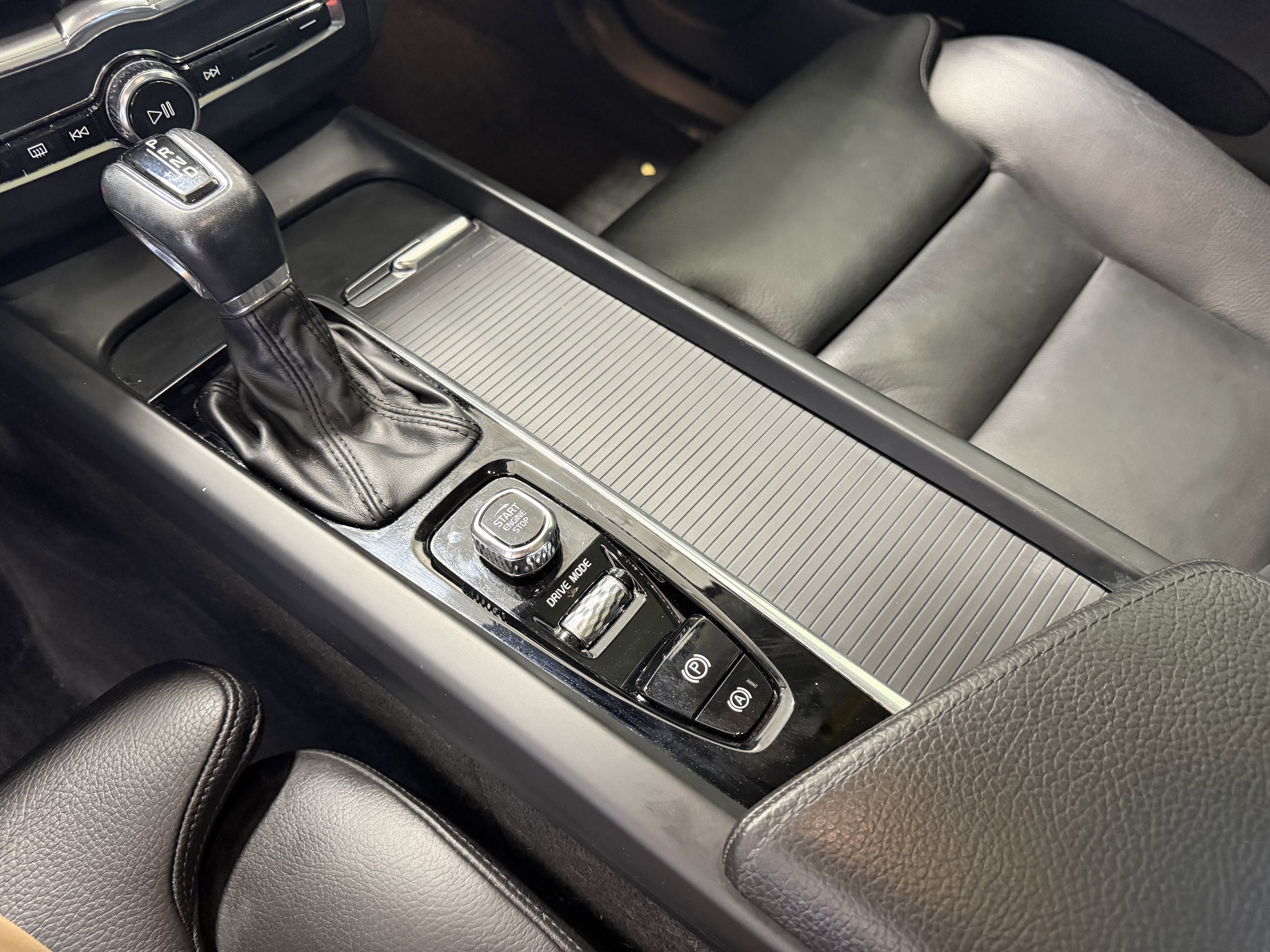 Used 2019 Volvo XC60 T5 Momentum w/ Multimedia Package image 20