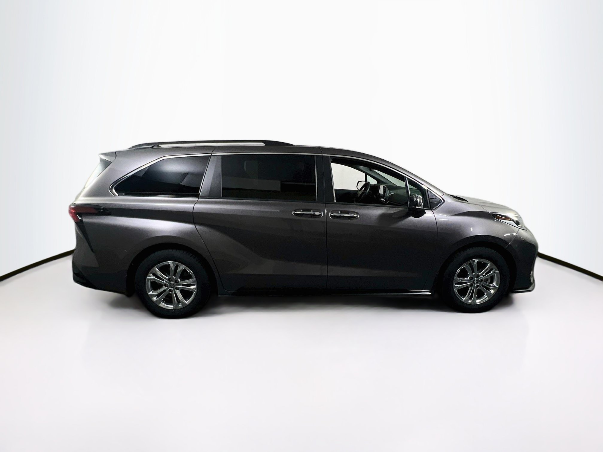 Used 2022 Toyota Sienna XSE AWD/4WD image 4