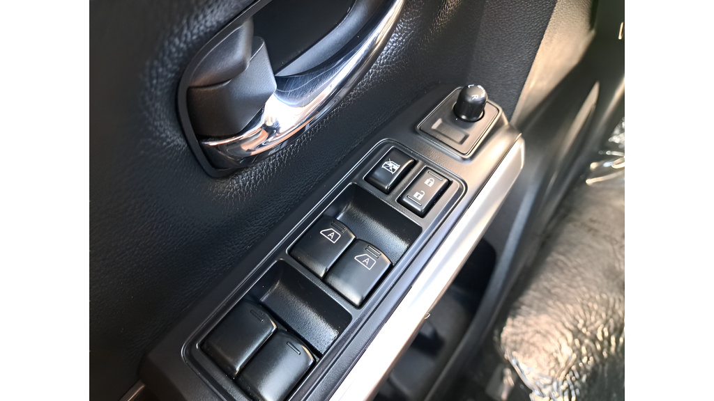 Used 2022 Nissan Titan SV AWD/4WD image 22