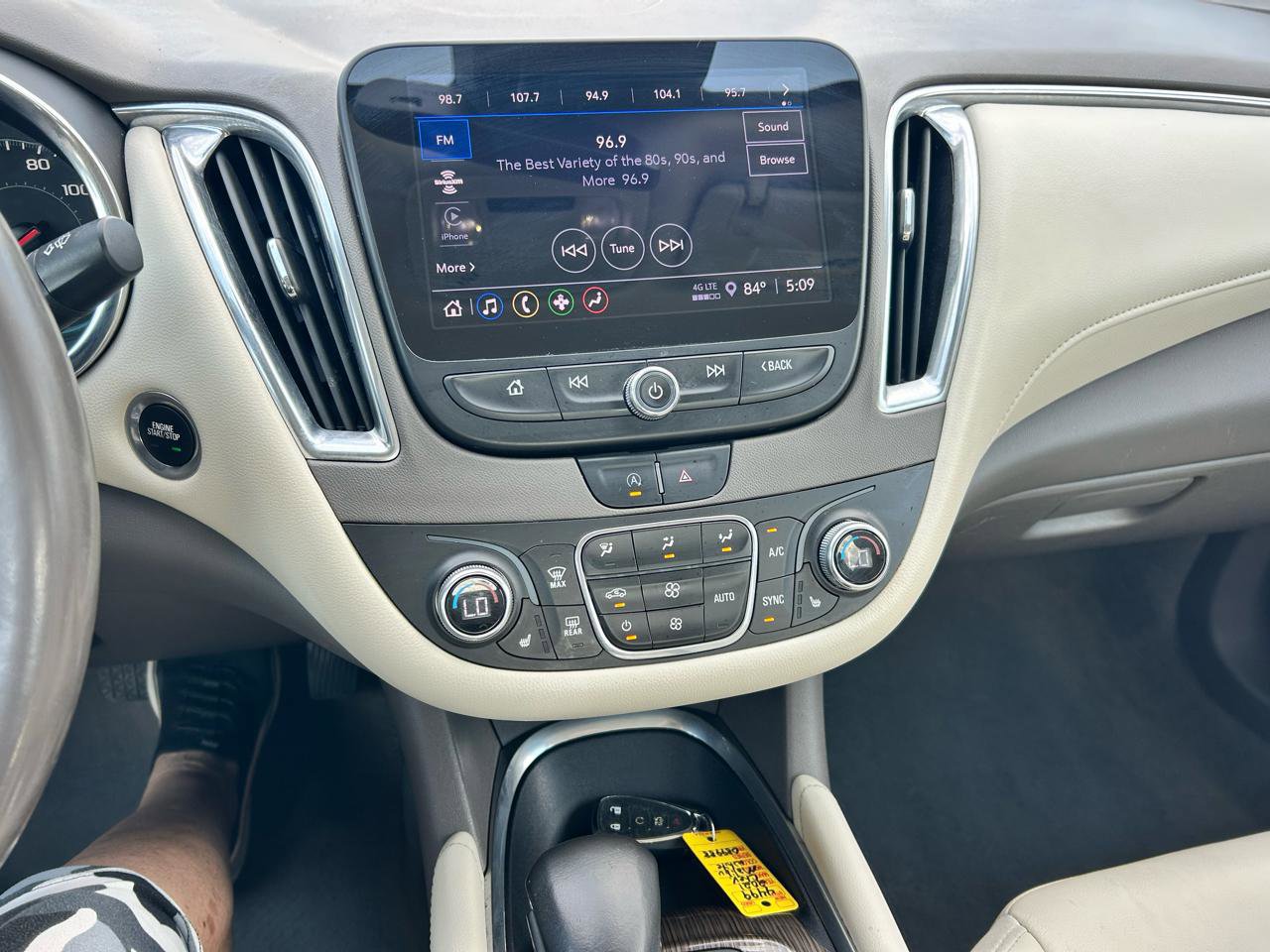 Used 2021 Chevrolet Malibu LT w/ Leather Package FWD image 4