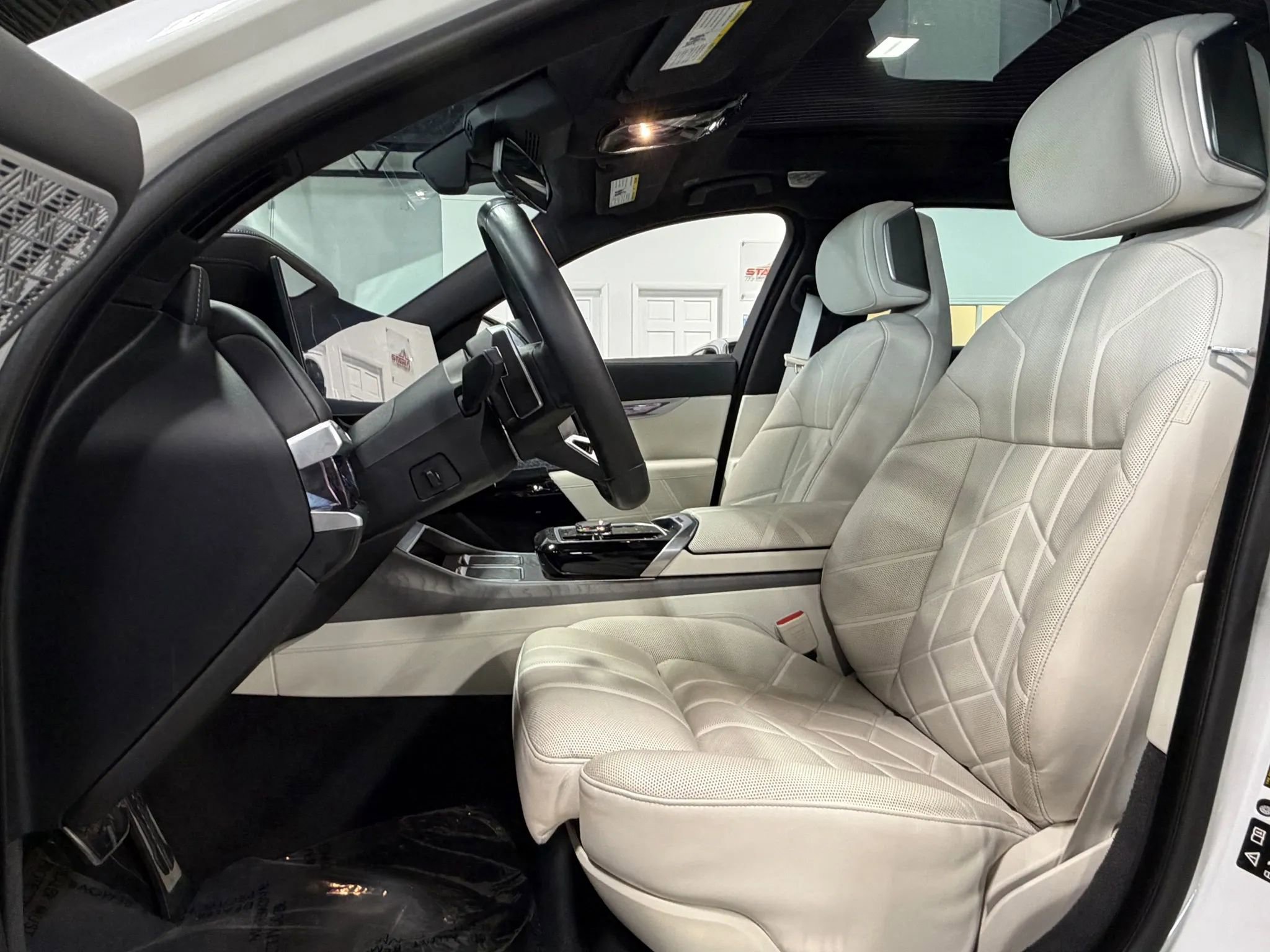 Used 2024 BMW 760i xDrive image 8