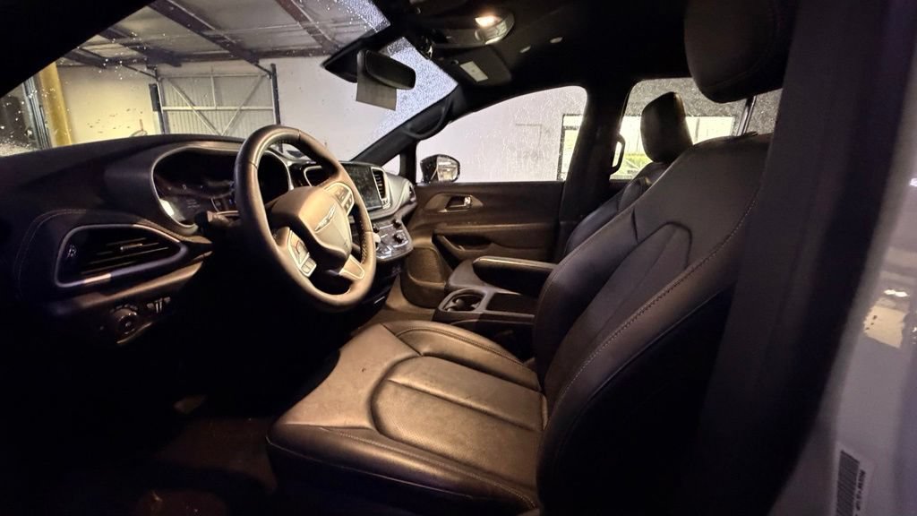 Used 2025 Chrysler Pacifica Select FWD image 5
