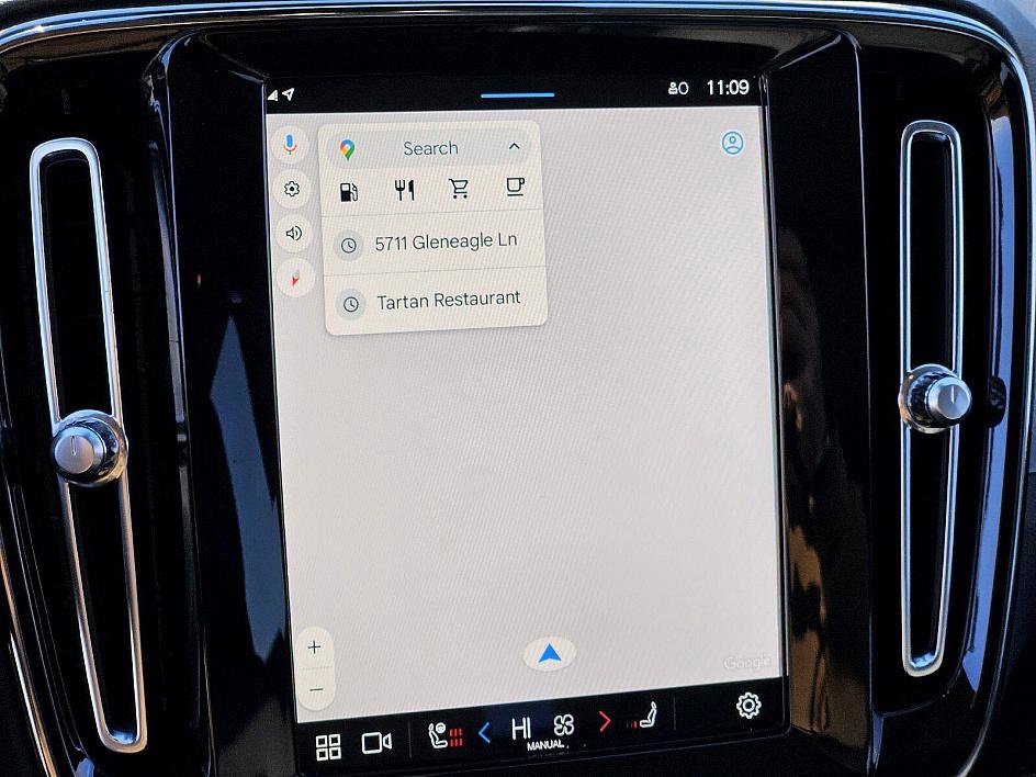 Used 2024 Volvo XC40 B5 Plus w/ Climate Package image 24