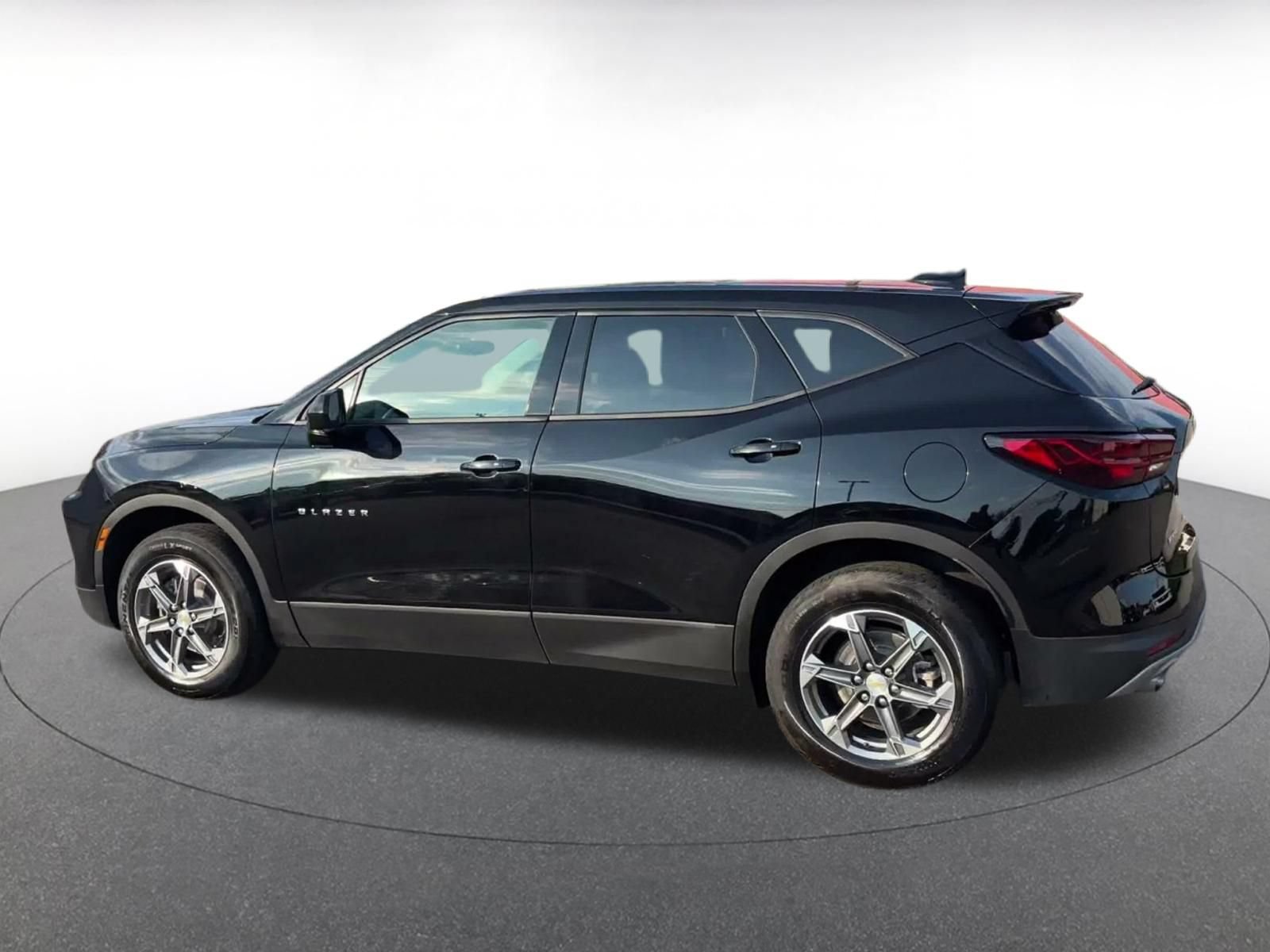 Used 2025 Chevrolet Blazer LT FWD image 9