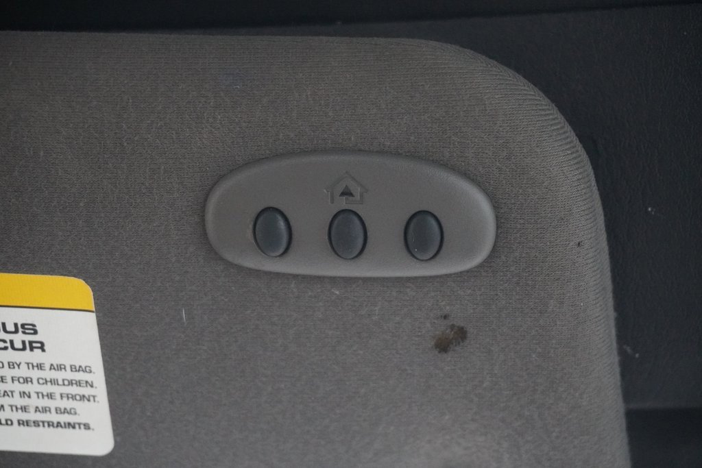 Used 2005 Chrysler Sebring Limited w/ Electronics Convenience Group image 17