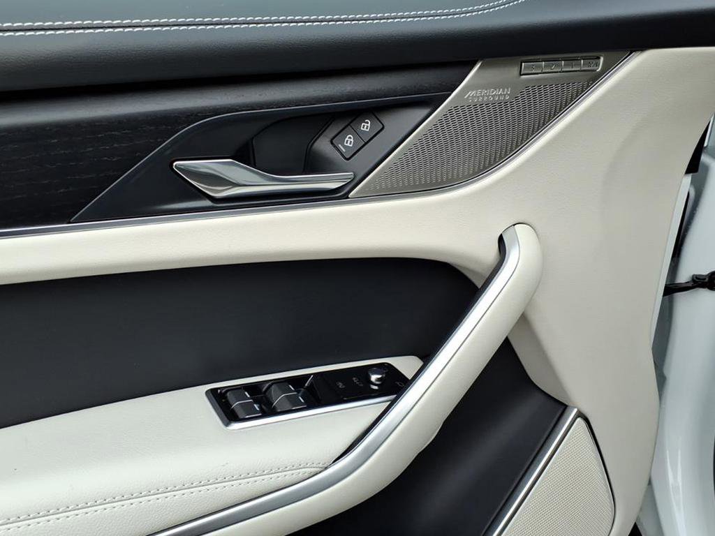 New 2026 Jaguar F-PACE R-Dynamic S image 7