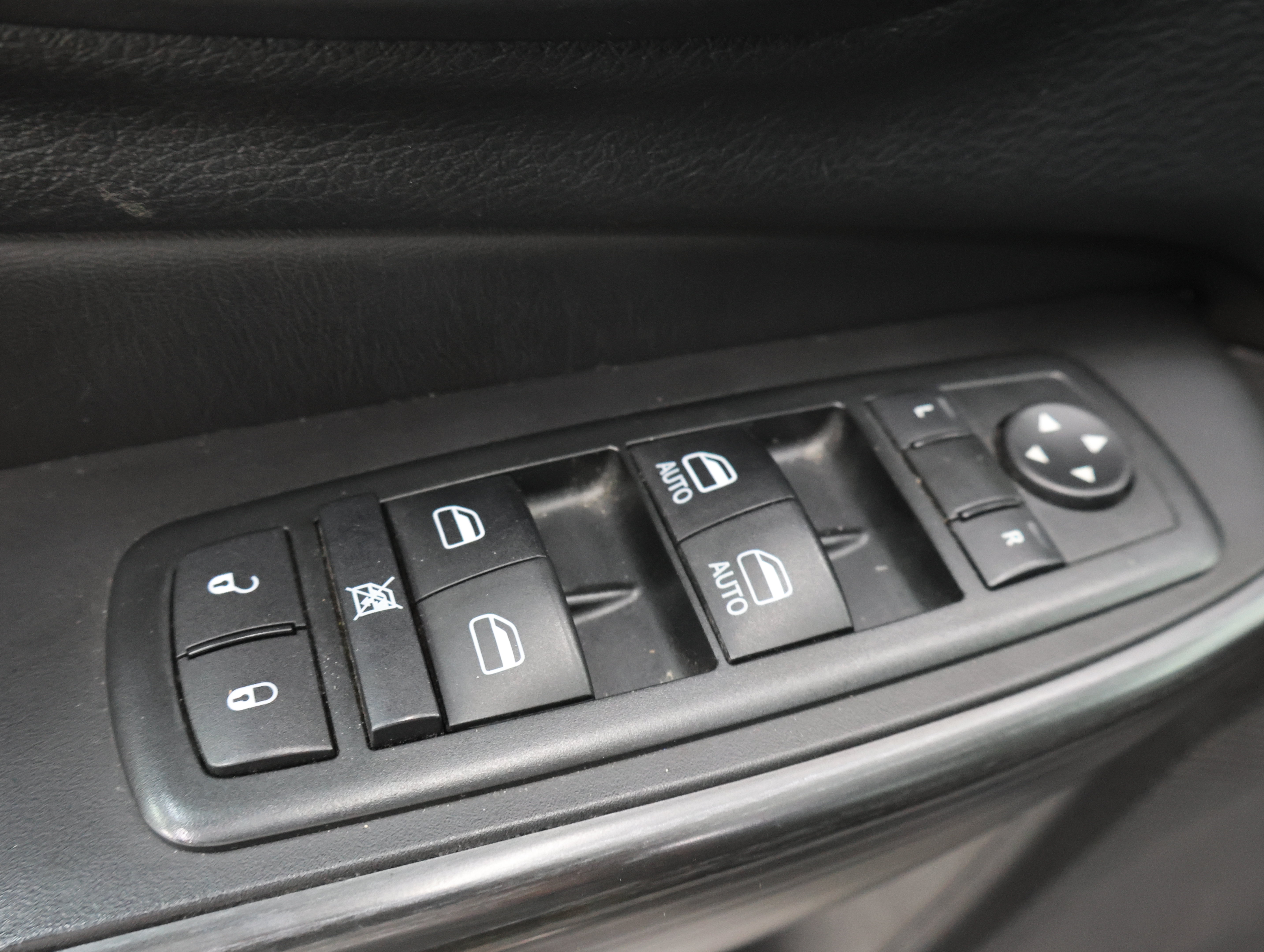 Used 2015 Jeep Cherokee Trailhawk w/ Leather Interior Group AWD/4WD image 38