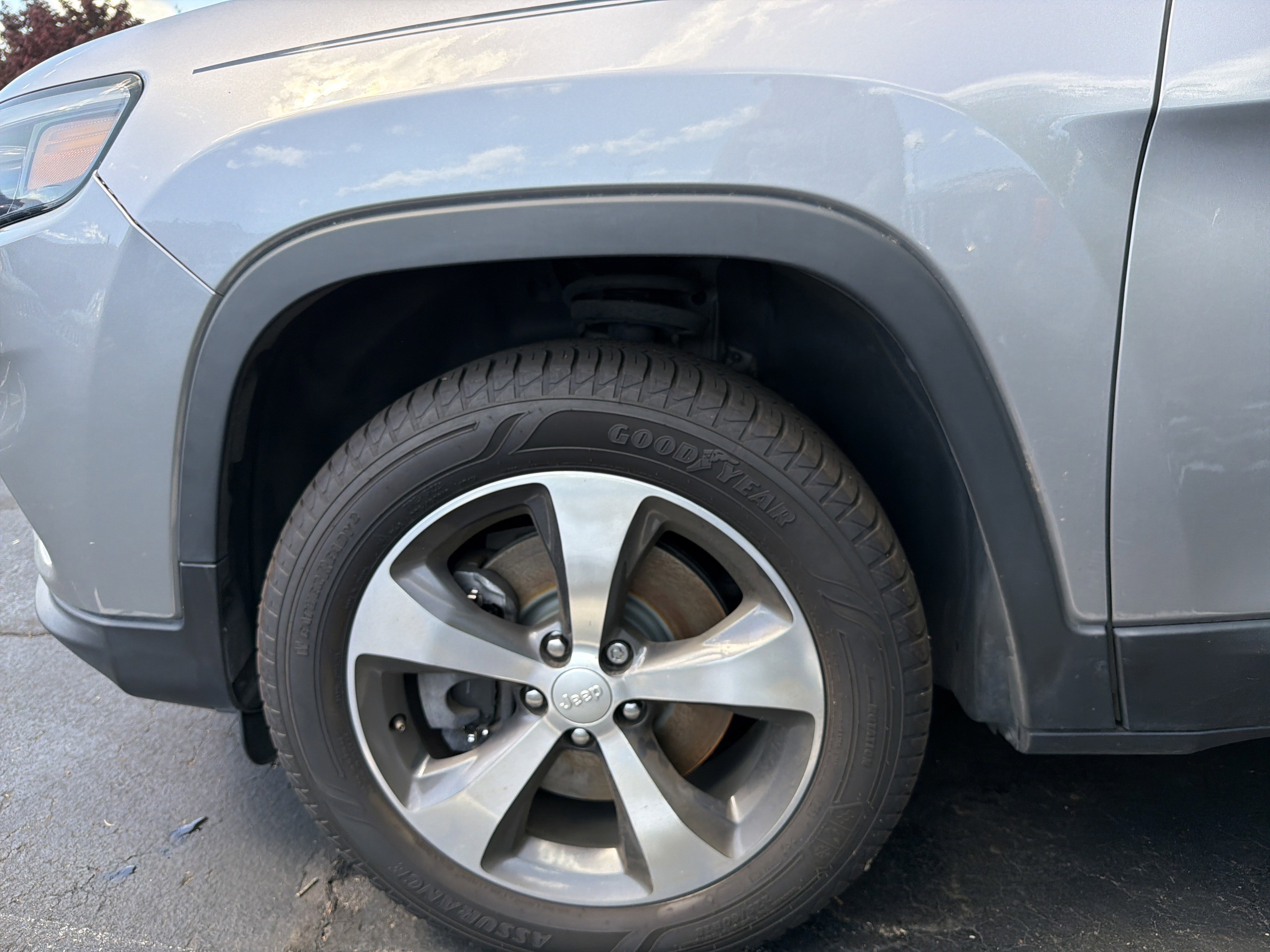 Certified 2019 Jeep Cherokee Limited w/ Luxury Group AWD/4WD image 36