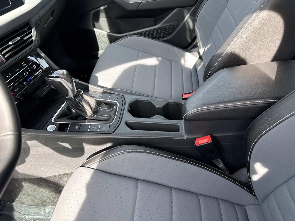 Used 2025 Volkswagen Jetta SE FWD image 16