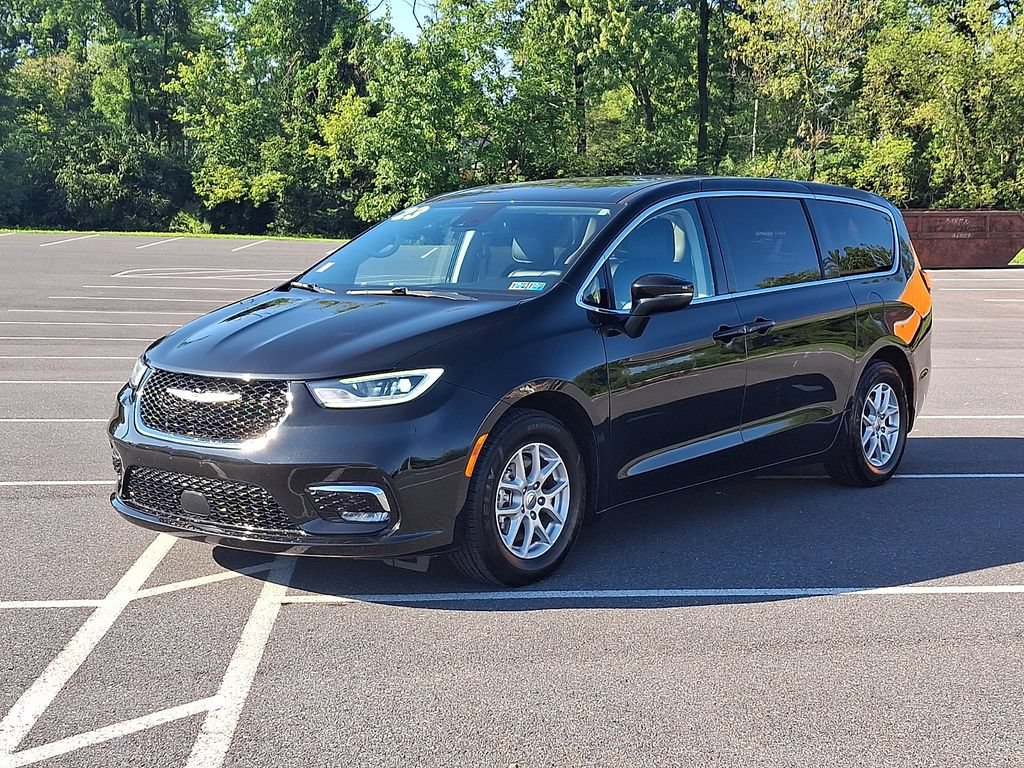 Used 2023 Chrysler Pacifica Touring-L FWD image 3