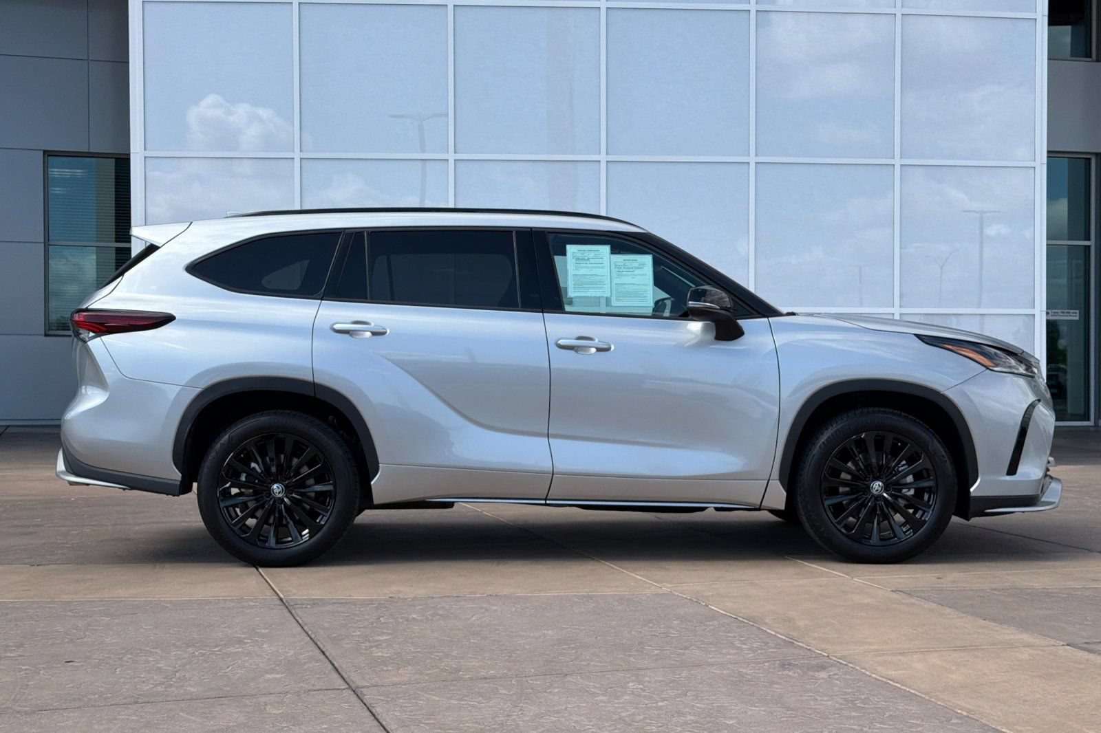 Used 2025 Toyota Highlander XSE AWD/4WD image 3