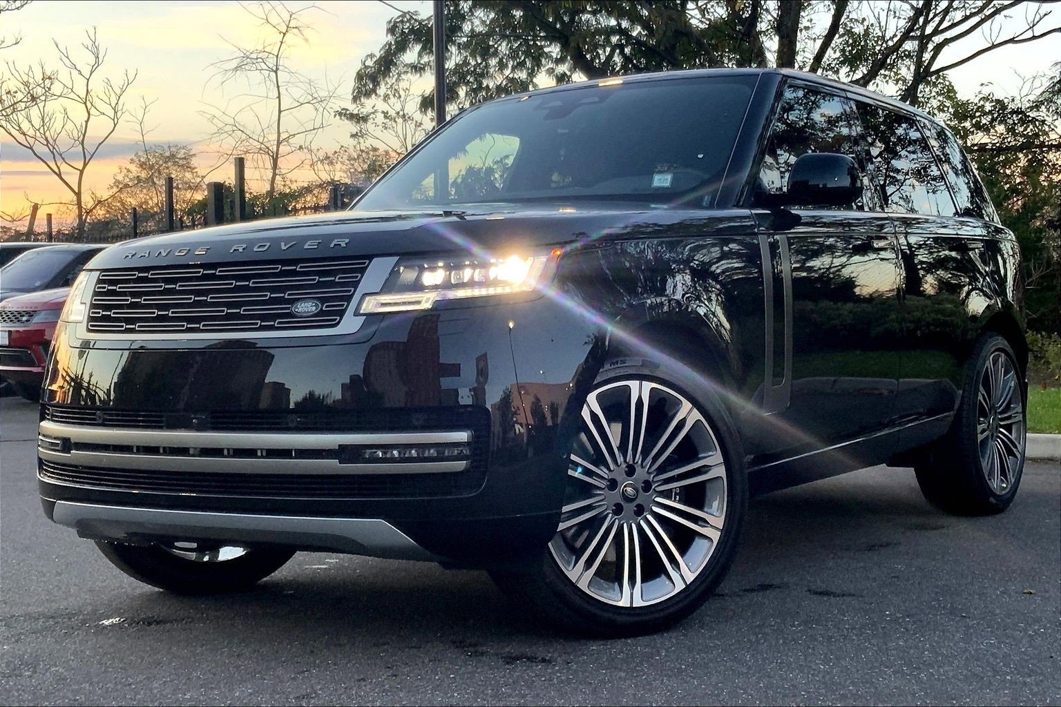 New 2025 Land Rover Range Rover SE image 1