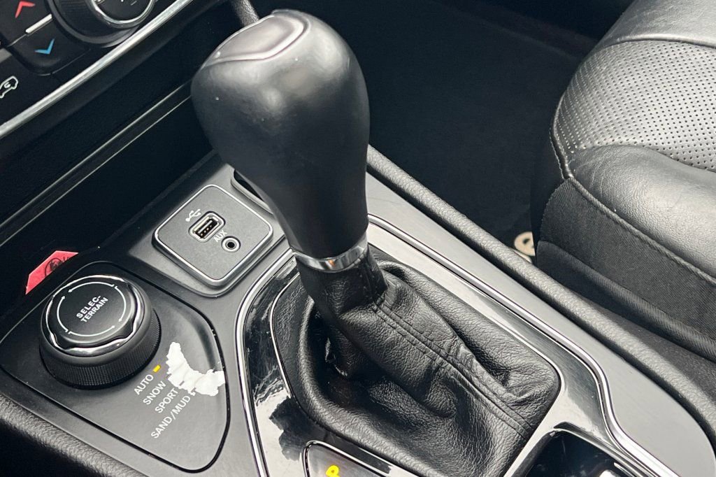 Used 2019 Jeep Cherokee Limited w/ Luxury Group image 19