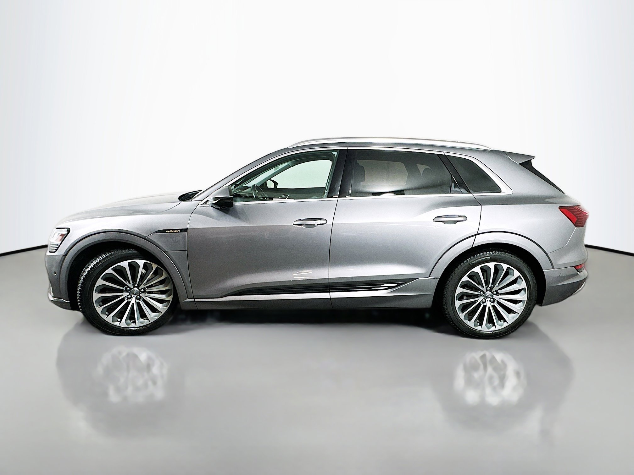 Used 2019 Audi e-tron Prestige w/ Prestige Package image 4