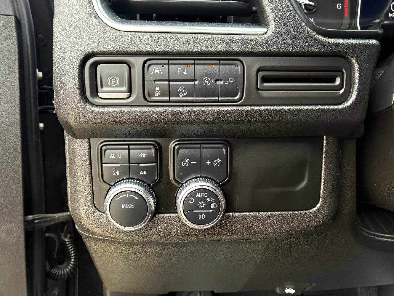 Used 2021 GMC Yukon XL AT4 image 25