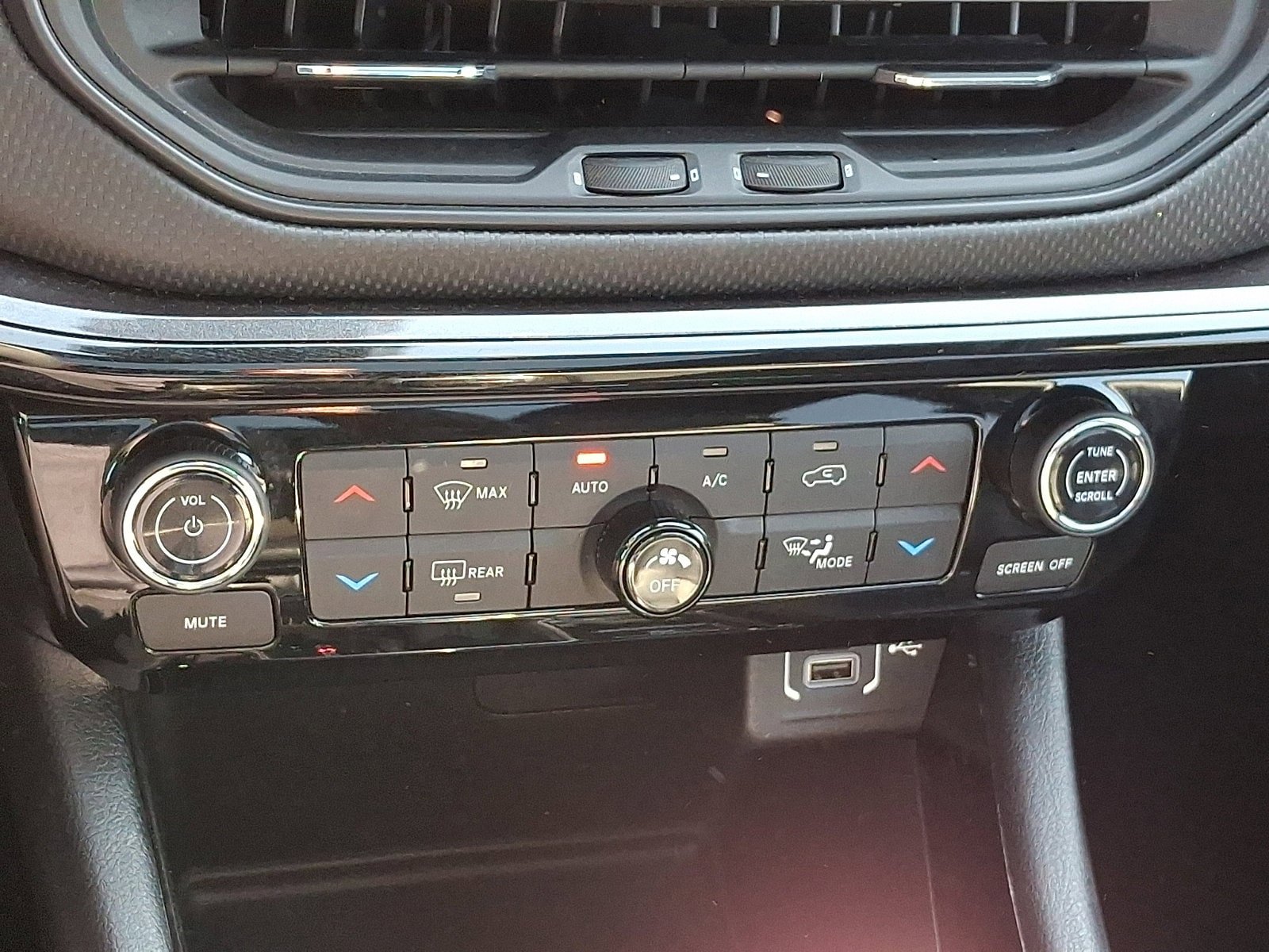 Used 2023 Jeep Compass Latitude w/ Sun and Sound Group image 16