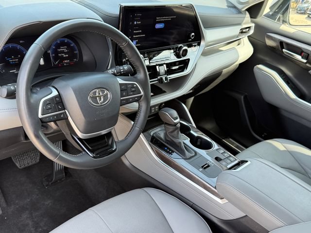 Used 2023 Toyota Highlander Platinum FWD image 12