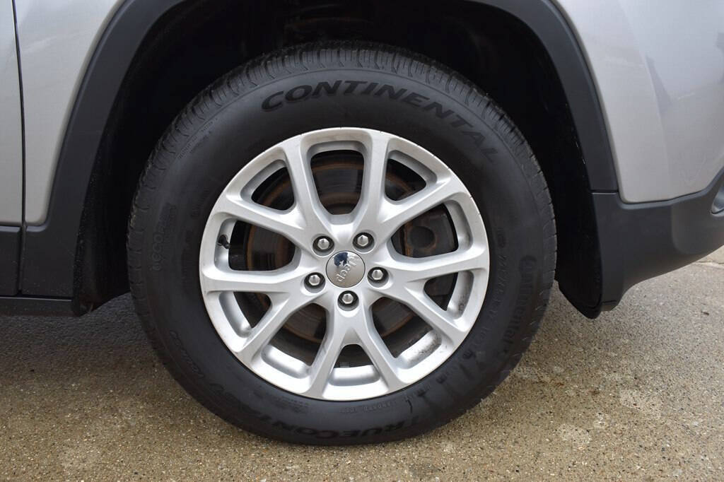 Used 2017 Jeep Cherokee Latitude w/ Comfort & Convenience Group AWD/4WD image 9