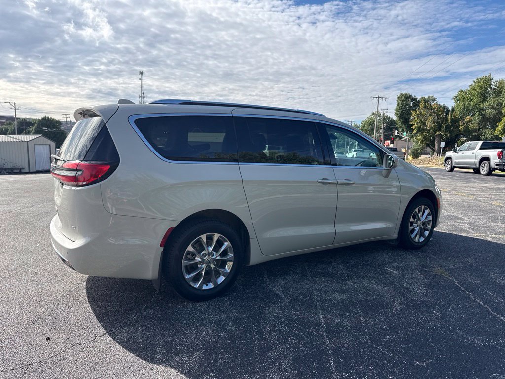Used 2021 Chrysler Pacifica Touring-L w/ Uconnect Theater Family Group AWD/4WD image 10