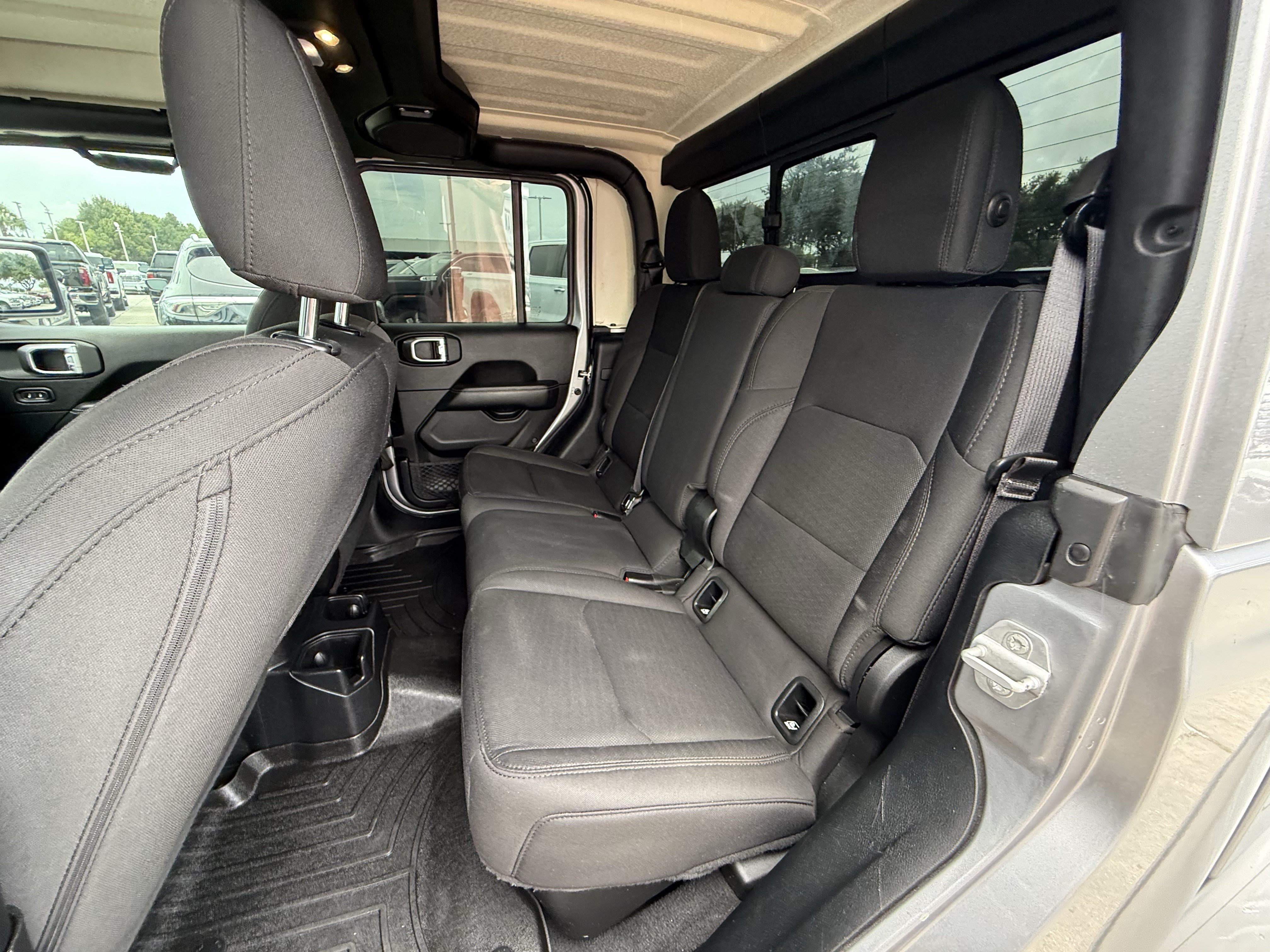 Used 2020 Jeep Gladiator Overland AWD/4WD image 28