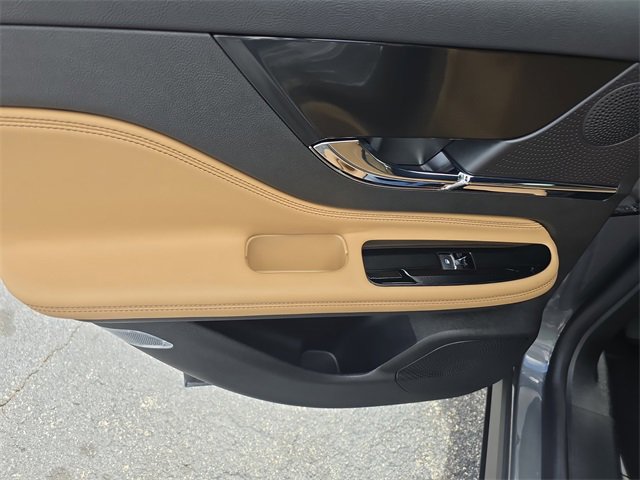 Used 2023 Lincoln Corsair Reserve image 9