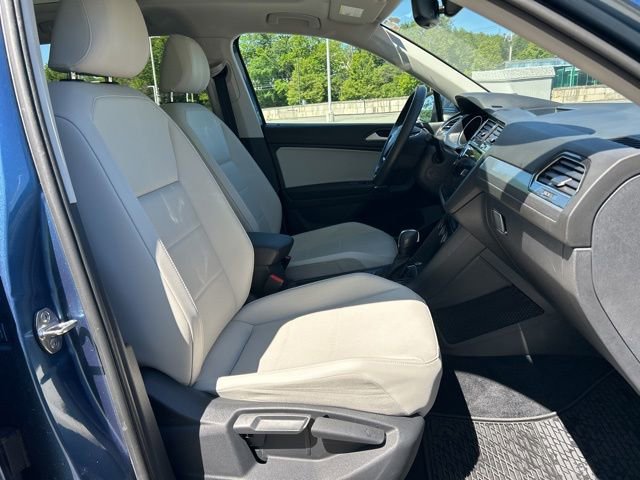 Used 2020 Volkswagen Tiguan SE w/ Panoramic Sunroof Package FWD image 22