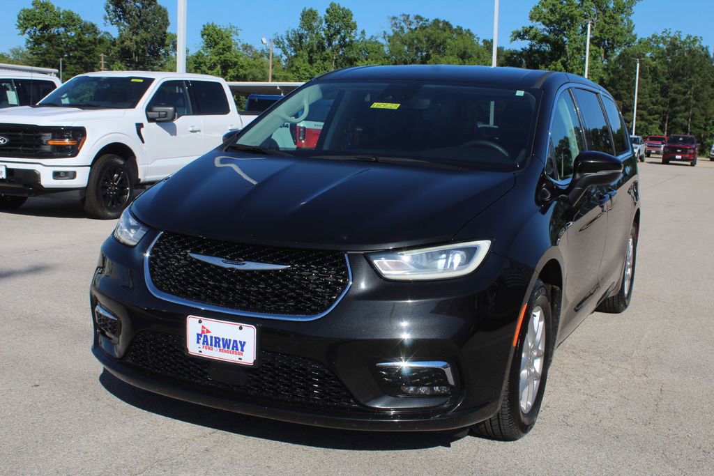 Used 2023 Chrysler Pacifica Touring-L FWD image 5