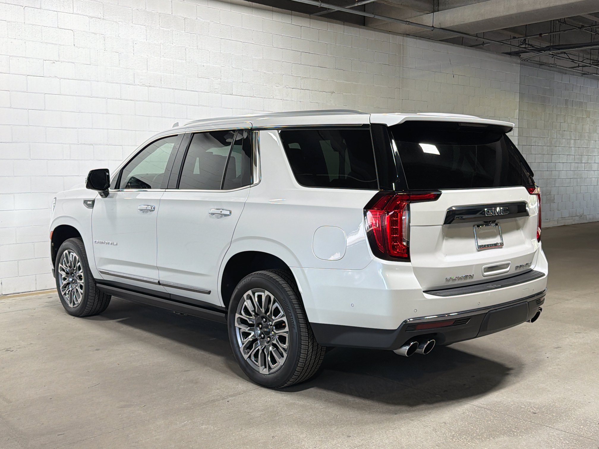 Used 2023 GMC Yukon Denali Ultimate AWD/4WD image 3