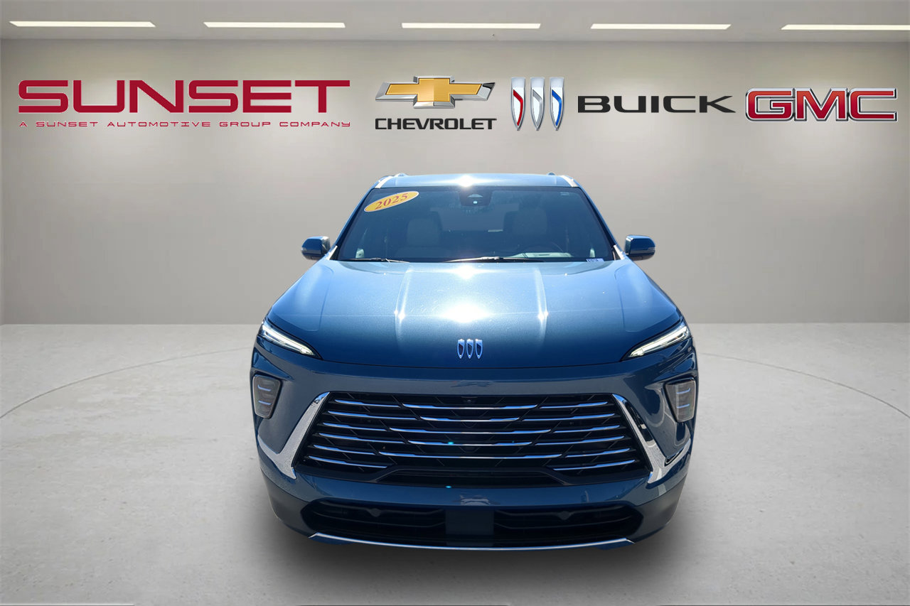 Used 2025 Buick Enclave Preferred image 2