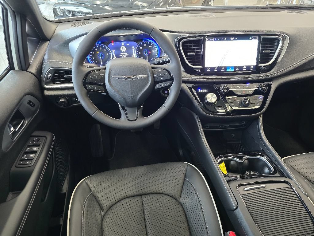New 2026 Chrysler Pacifica Limited w/ Uconnect Theater Family Group FWD image 5