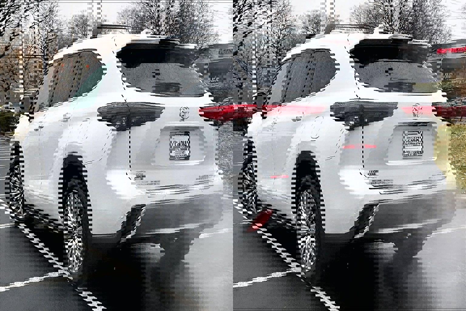 Used 2023 Toyota Highlander Platinum image 11