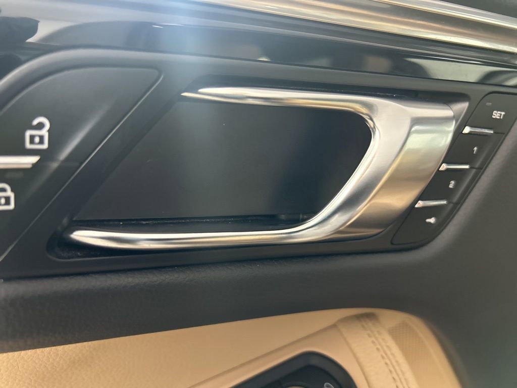 Certified 2022 Porsche Macan image 17