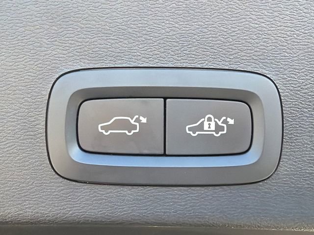 Used 2021 Volvo XC40 T4 Momentum image 19