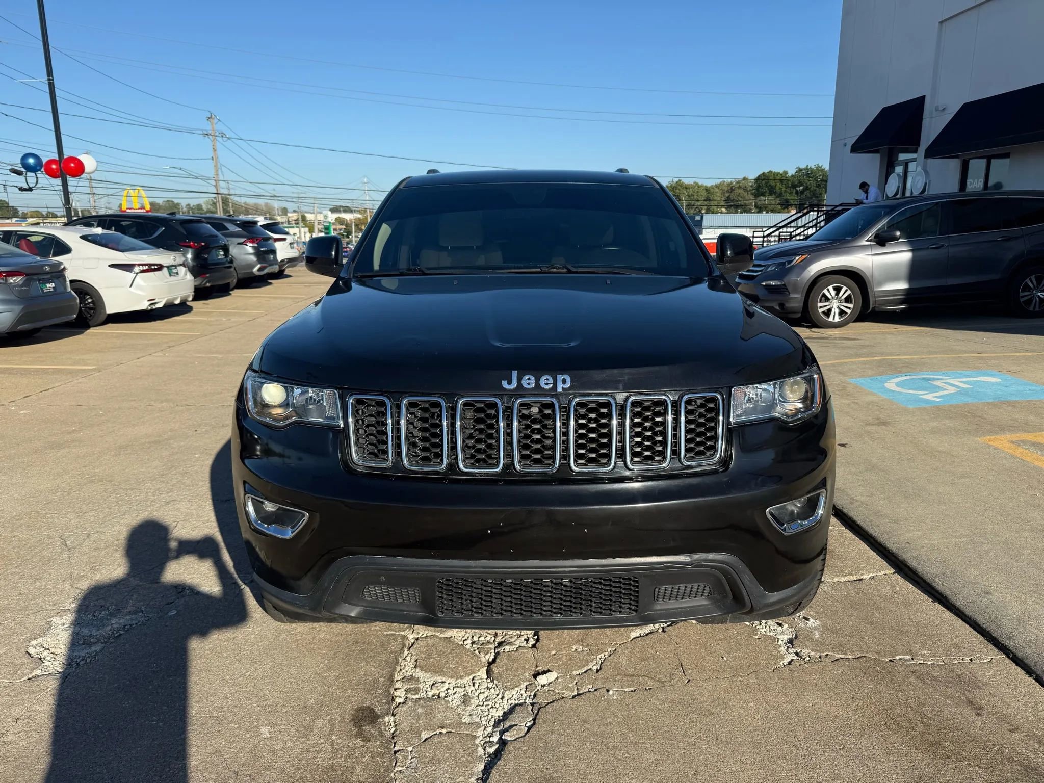 Used 2021 Jeep Grand Cherokee Laredo image 2