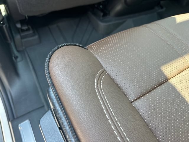 Used 2025 Chevrolet Tahoe High Country AWD/4WD image 18