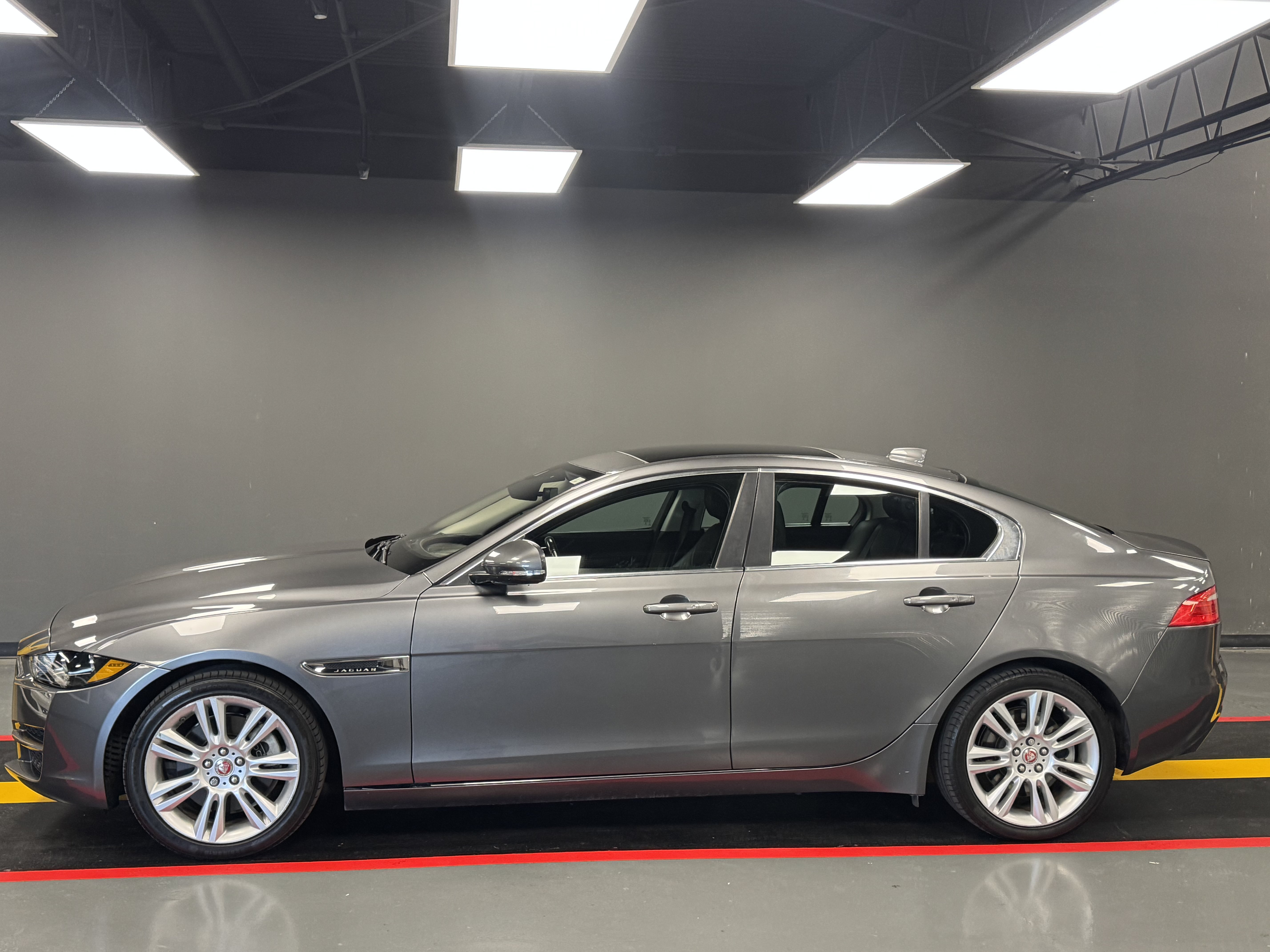 Used 2019 Jaguar XE Premium RWD image 3