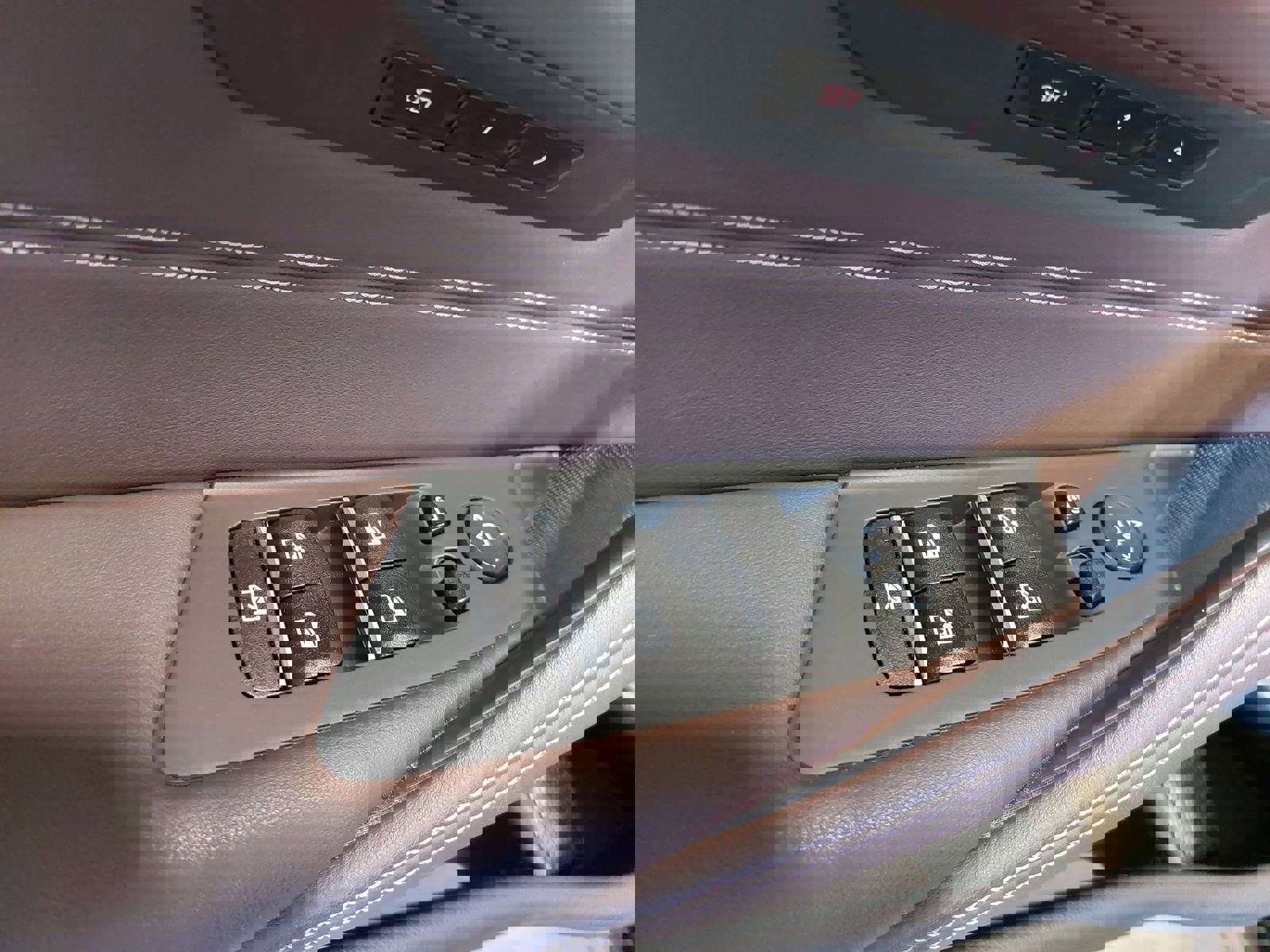 Used 2023 BMW 540i xDrive w/ M Sport Package image 29