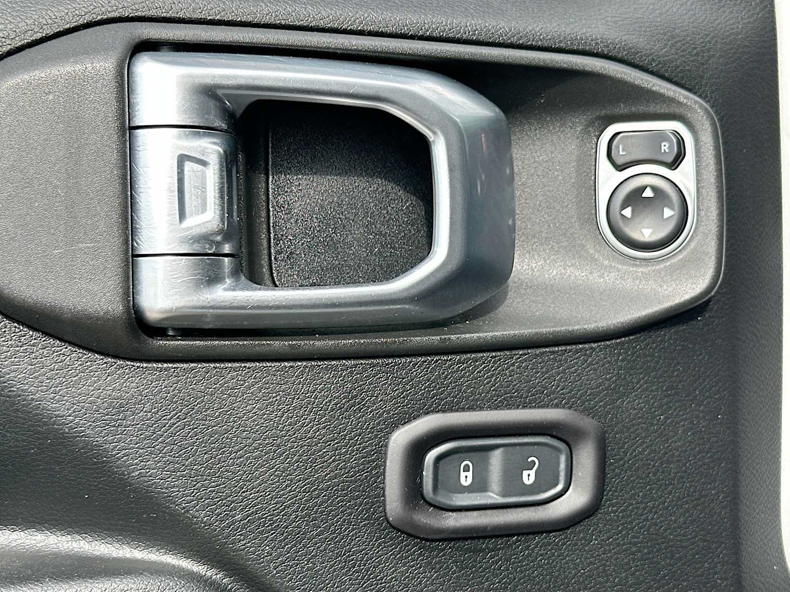 Used 2018 Jeep Wrangler Unlimited Rubicon AWD/4WD image 18