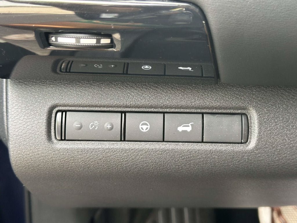 Used 2025 Nissan Pathfinder SV AWD/4WD image 33